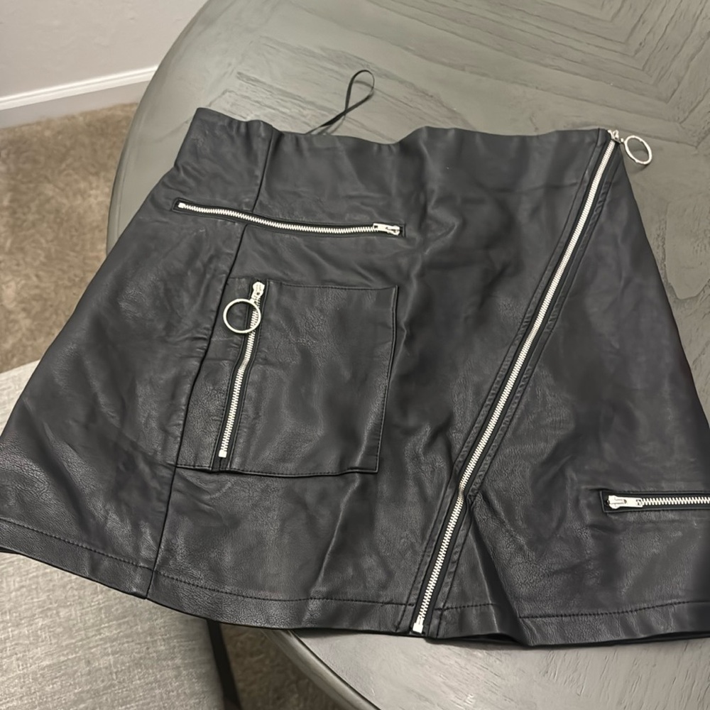 BLACK LEATHER ZIP SKIRT!!